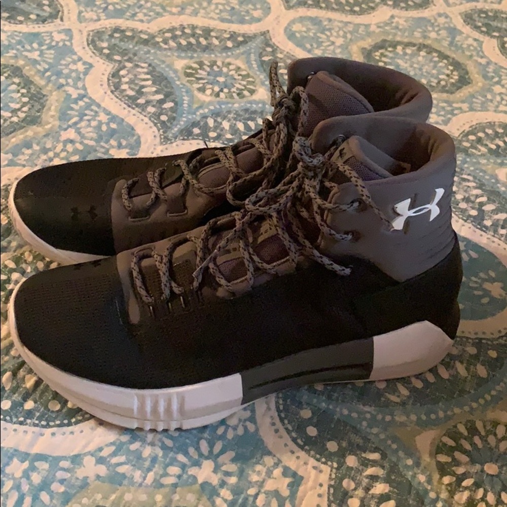 Men’s size 9 Under Armour Gmar Day Shoes